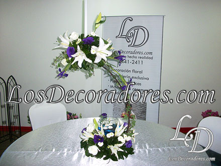 Centro de mesa con Lirios Blancos y Lisianthus